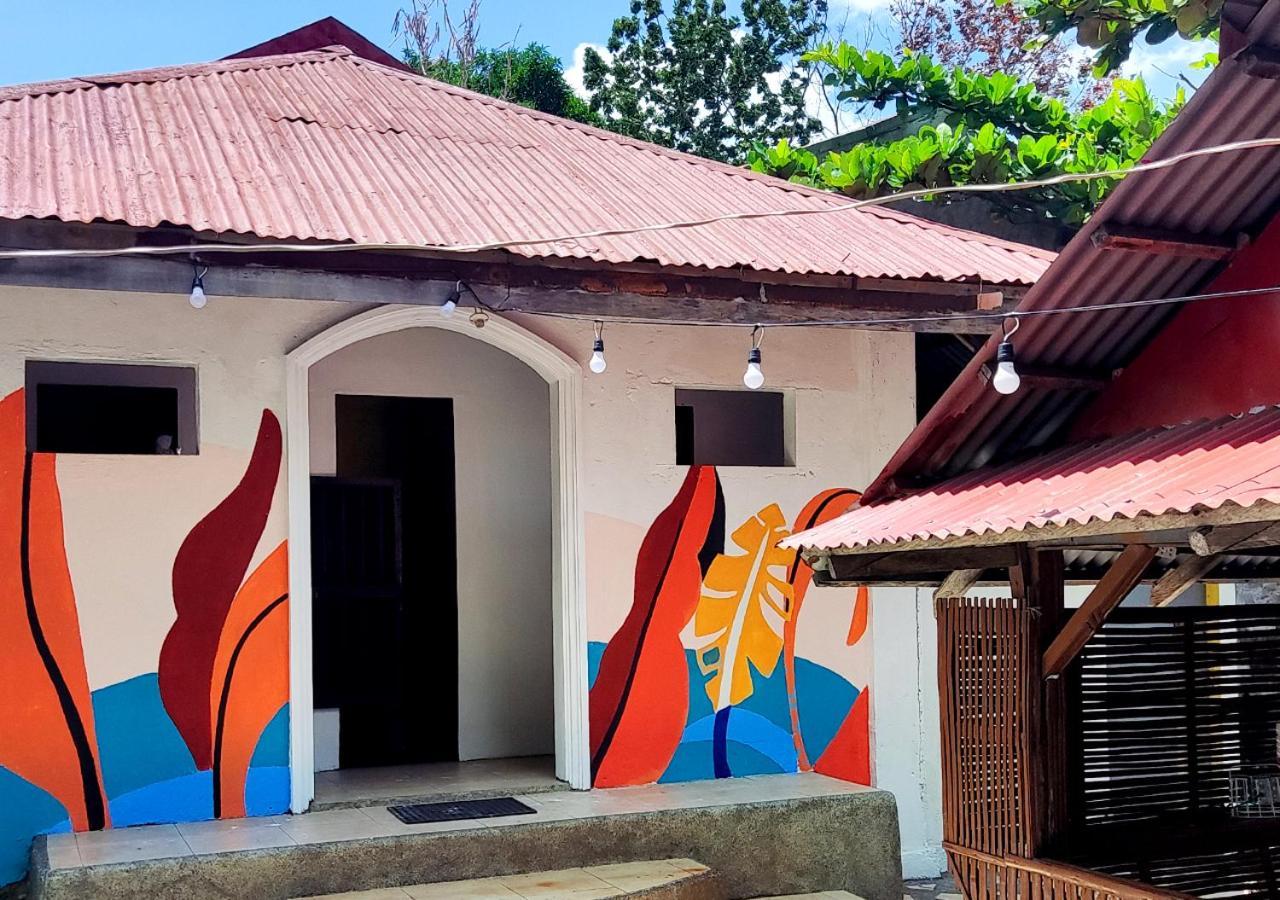 Leynes Taal Lake Resort And Hostel Tanauan  Ngoại thất bức ảnh